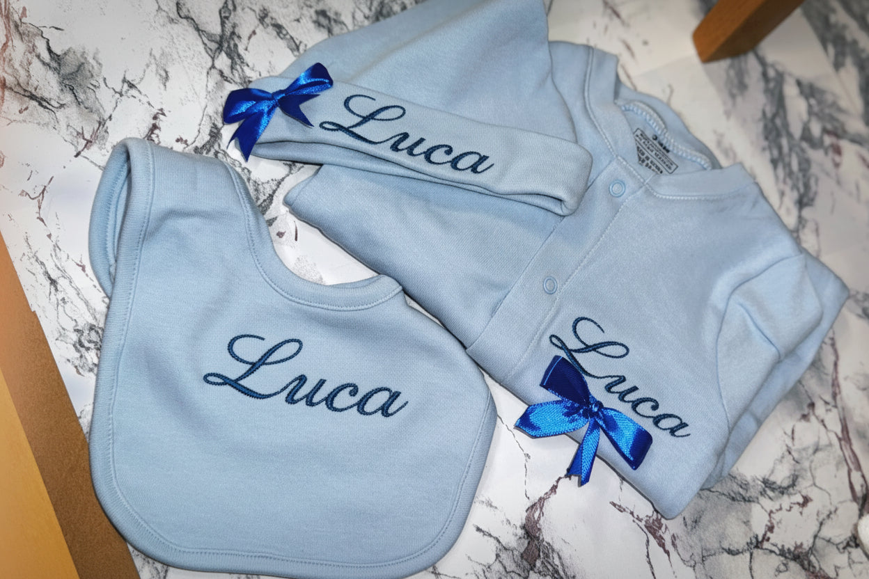 Set personalizzato per neonati: tutina, cappellino, bavaglino e guantini.