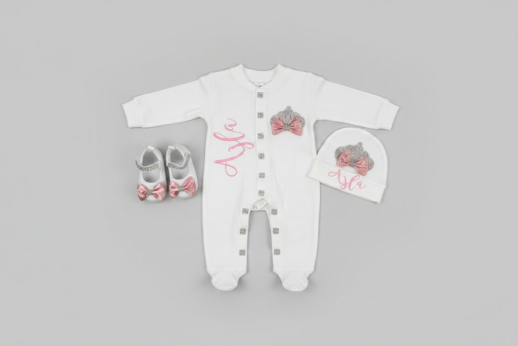 Personalisiertes Geburts-Set – Strampler, Mütze, Schühchen & Fäustlinge