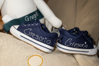 Scarpine da neonato con ricamo a mano