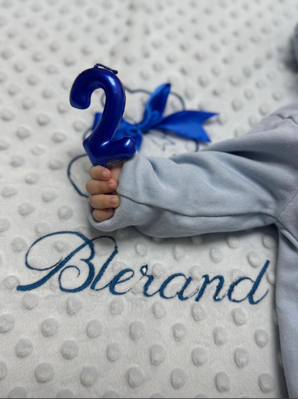 Copertina per neonato in tessuto minky personalizzata con nome ricamato.