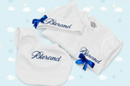 Set personalizzato per neonati: tutina, cappellino, bavaglino e guantini.