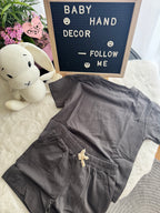 Completo personalizzato per neonato composto da maglietta e pantaloncini con nome ricamato.