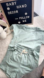 Completo personalizzato per neonato composto da maglietta e pantaloncini con nome ricamato.