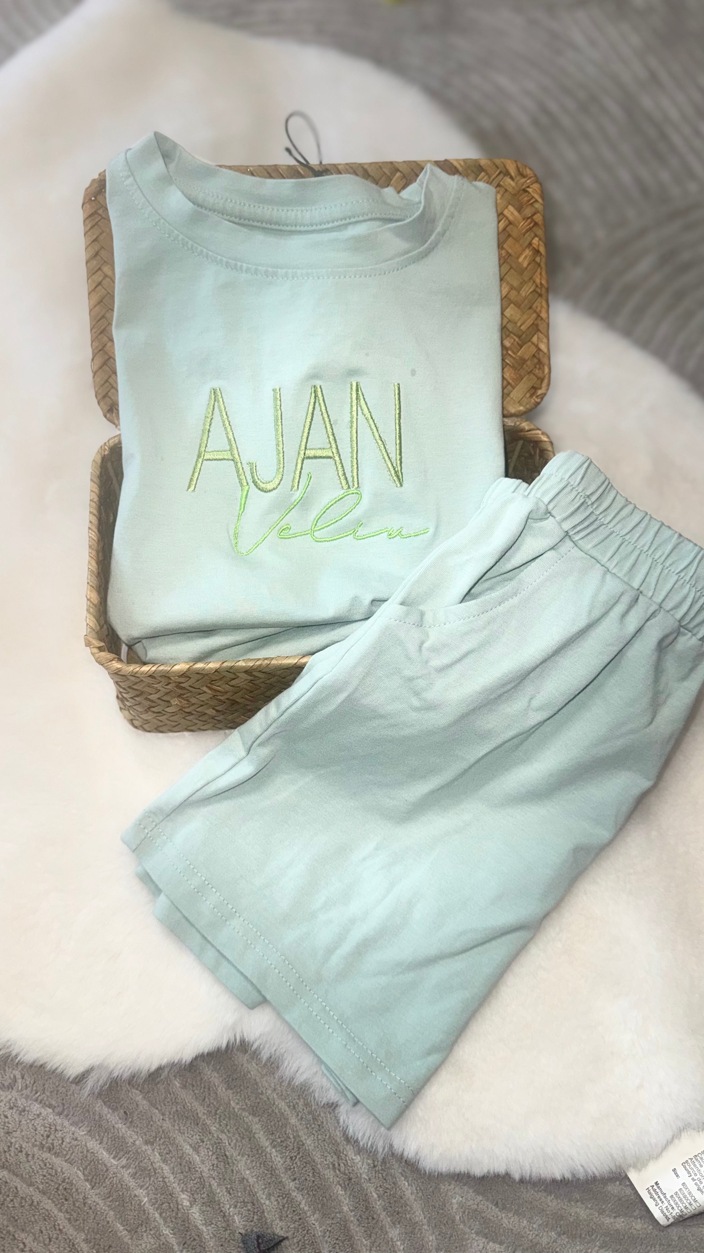 Completo personalizzato per neonato composto da maglietta e pantaloncini con nome ricamato.