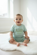 Completo personalizzato per neonato composto da maglietta e pantaloncini con nome ricamato.