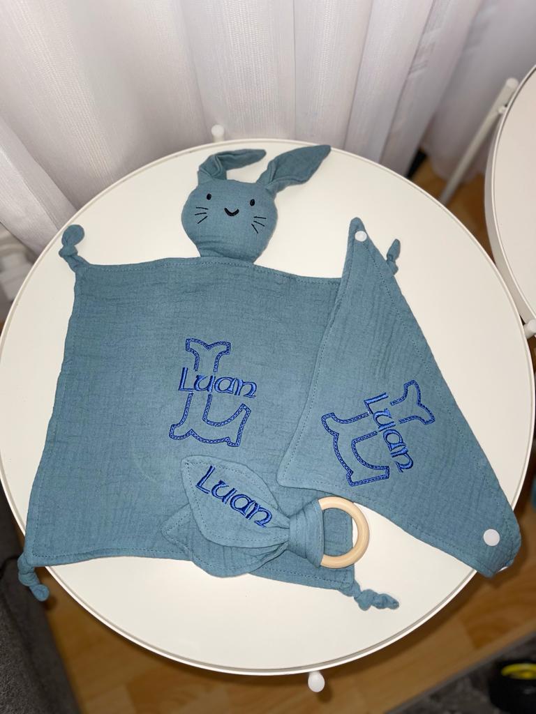 Set Doudou con bavaglino e anello da dentizione – Ricamato