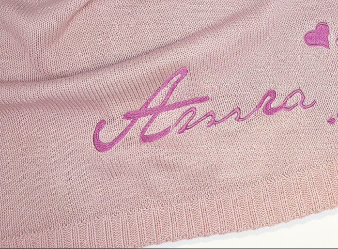 Personalisierte Baby-Strickdecke mit Namen