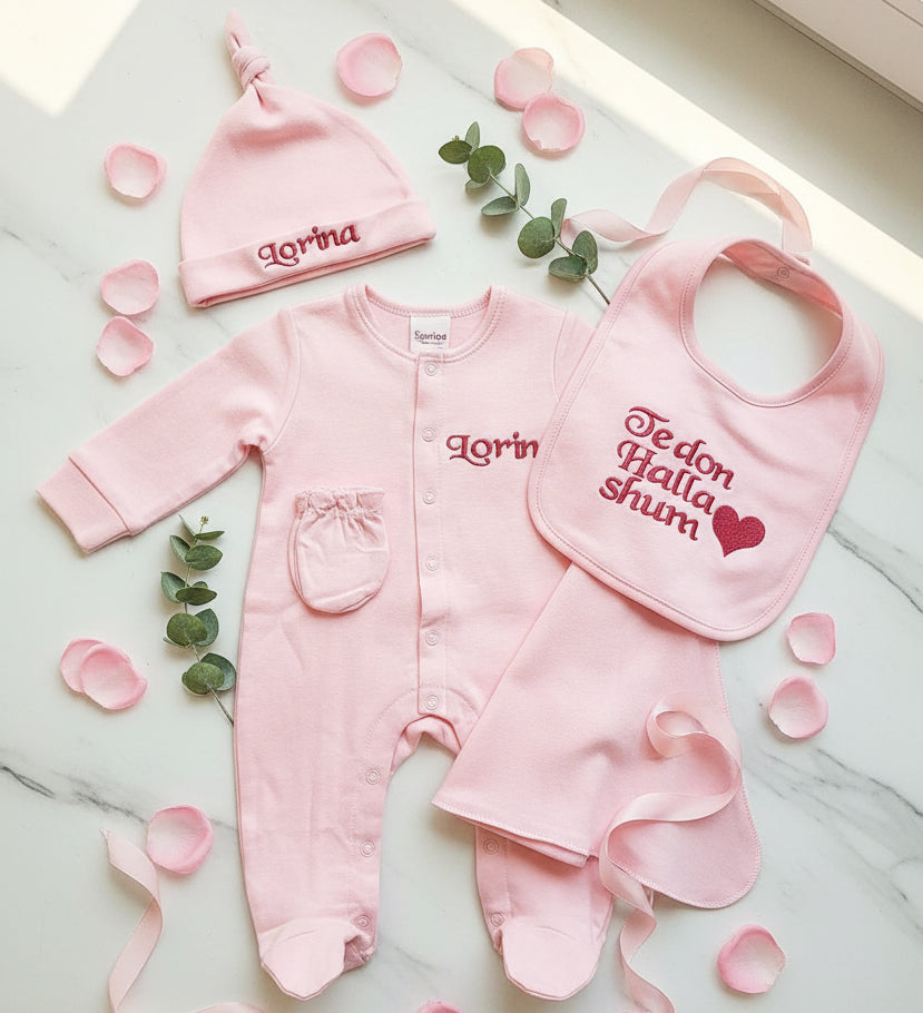 Set personalizzato per neonati: tutina, cappellino, bavaglino e guantini.