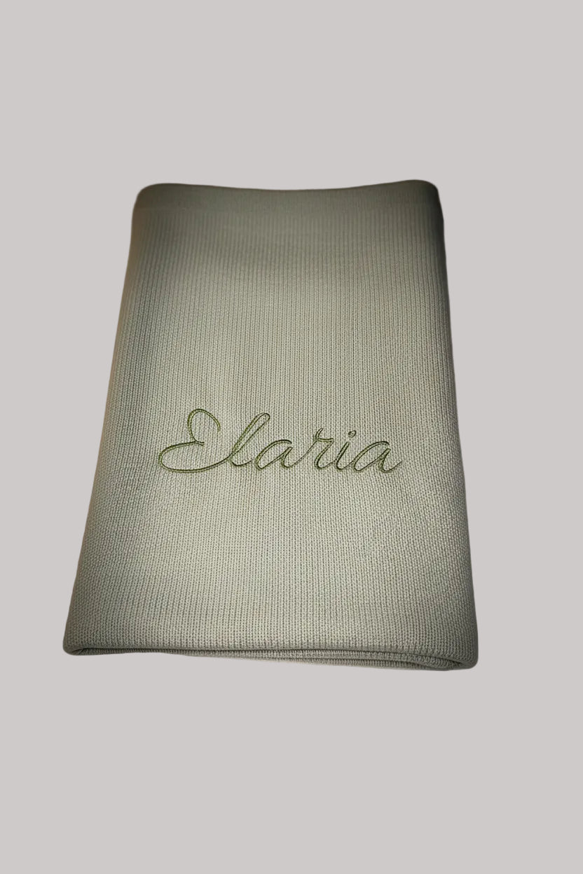 Personalisierte Baby-Strickdecke mit Namen