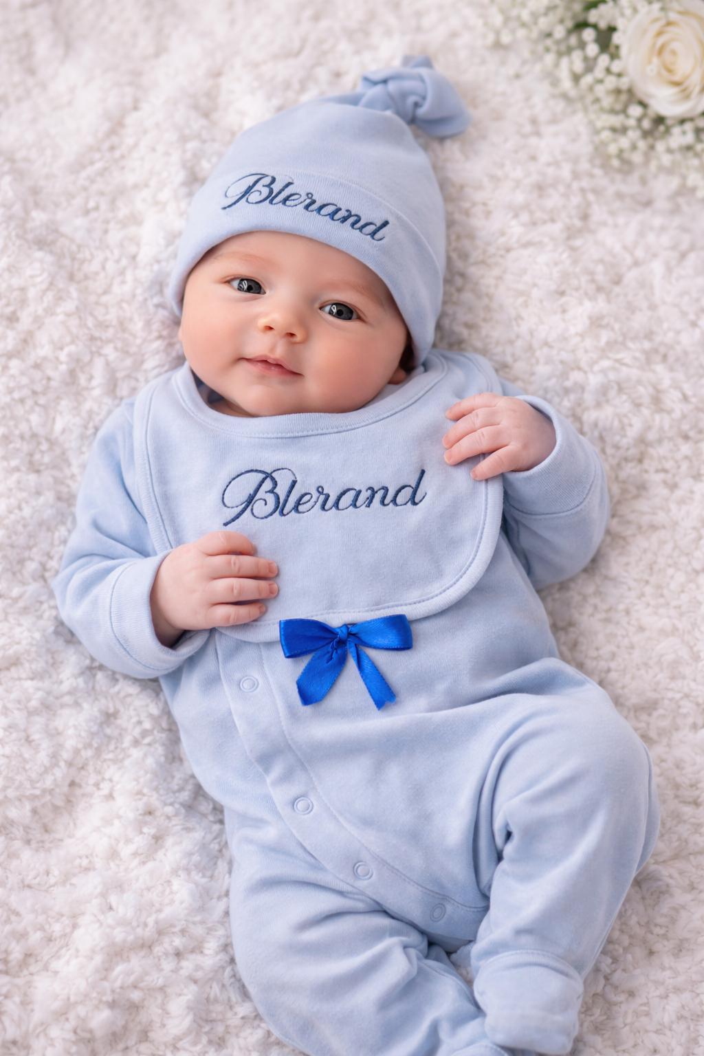 Set personalizzato per neonati: tutina, cappellino, bavaglino e guantini.